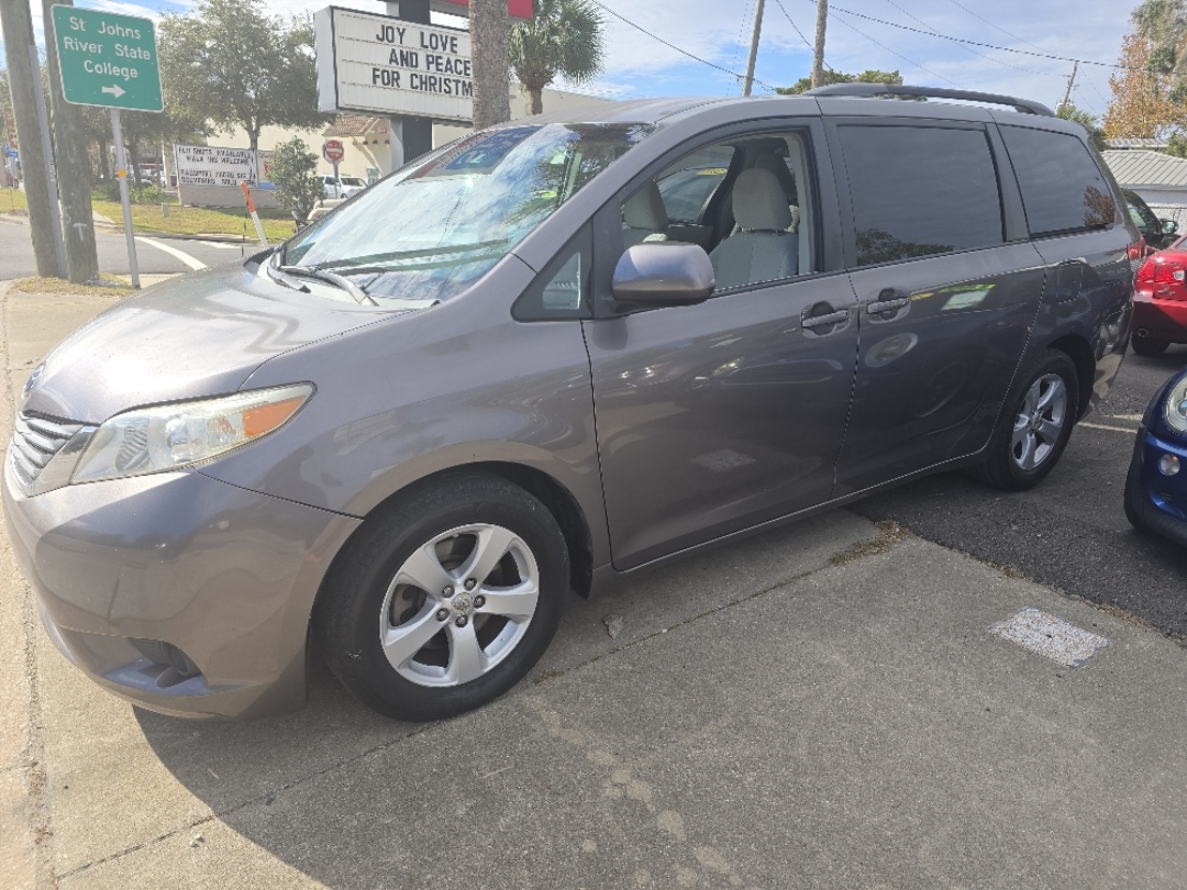 2011 Toyota Sienna LE 8-Passenger