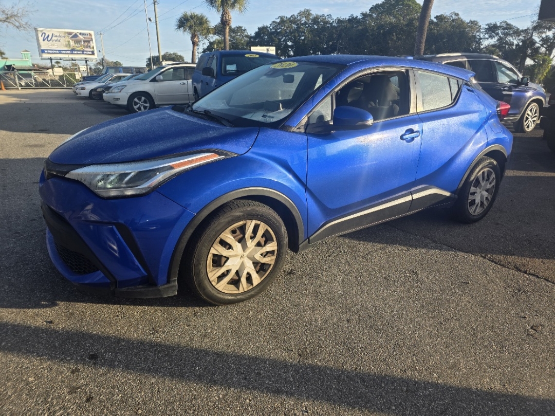 2020 Toyota C-HR LE's photo